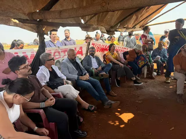 Entidades visitam indígenas que falam de violência e abandono