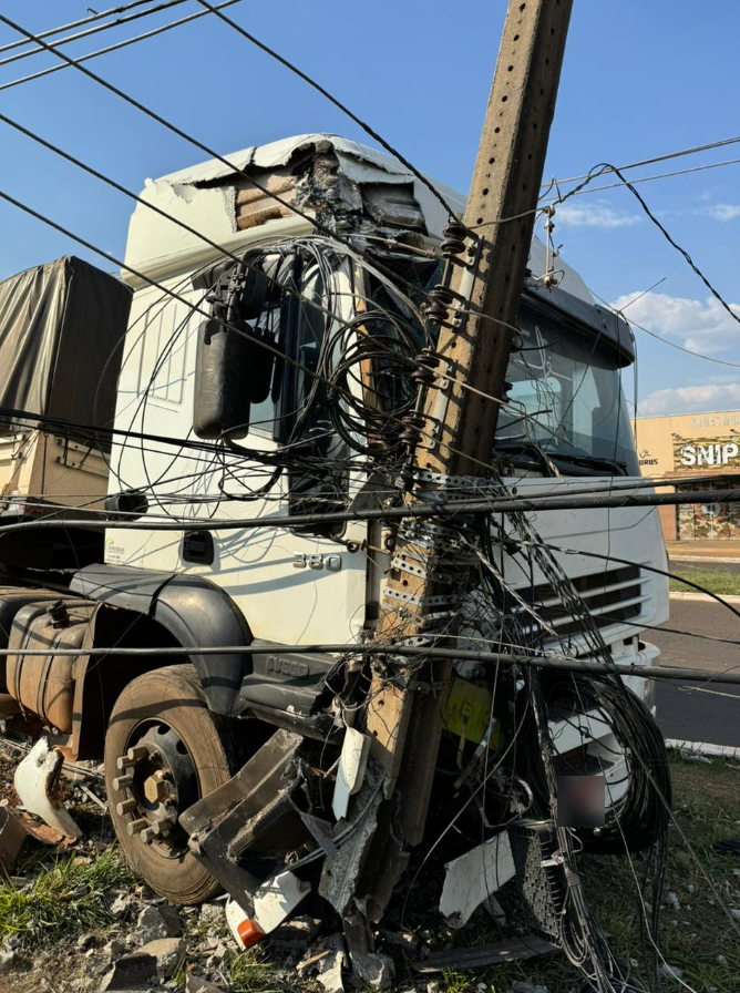 Amambai: Fios e cabos de energia e internet causa riscos a população Amambai: Fios e cabos de energia e internet causa riscos a população