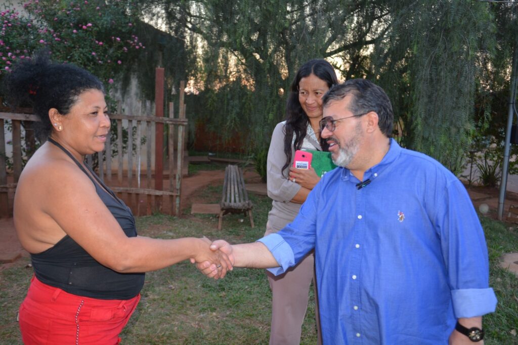 Carlos da UCP faz caminhada na região norte de Ponta Porã e ouve demandas da população Carlos da UCP faz caminhada na região norte de Ponta Porã e ouve demandas da população