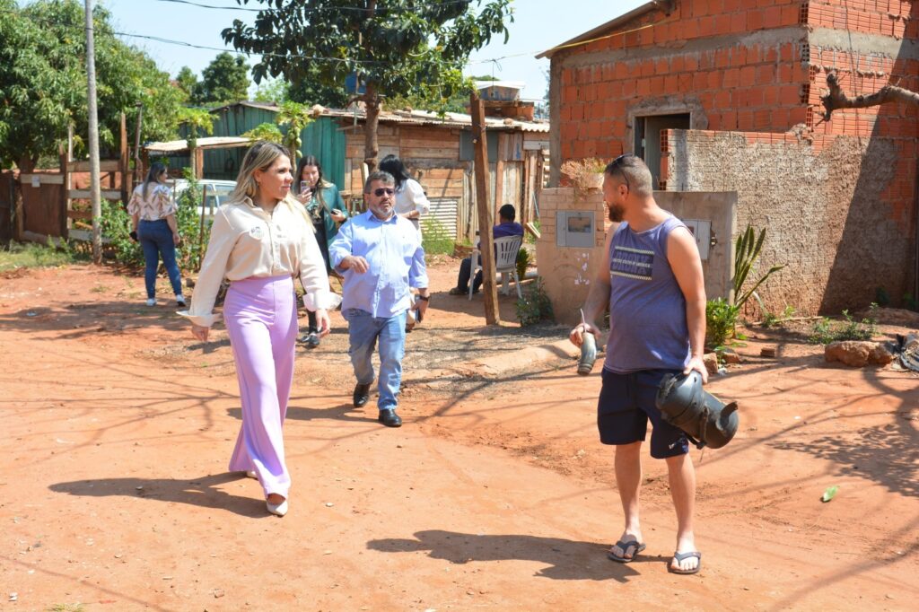 Carlos da UCP faz caminhada na região norte de Ponta Porã e ouve demandas da população Carlos da UCP faz caminhada na região norte de Ponta Porã e ouve demandas da população