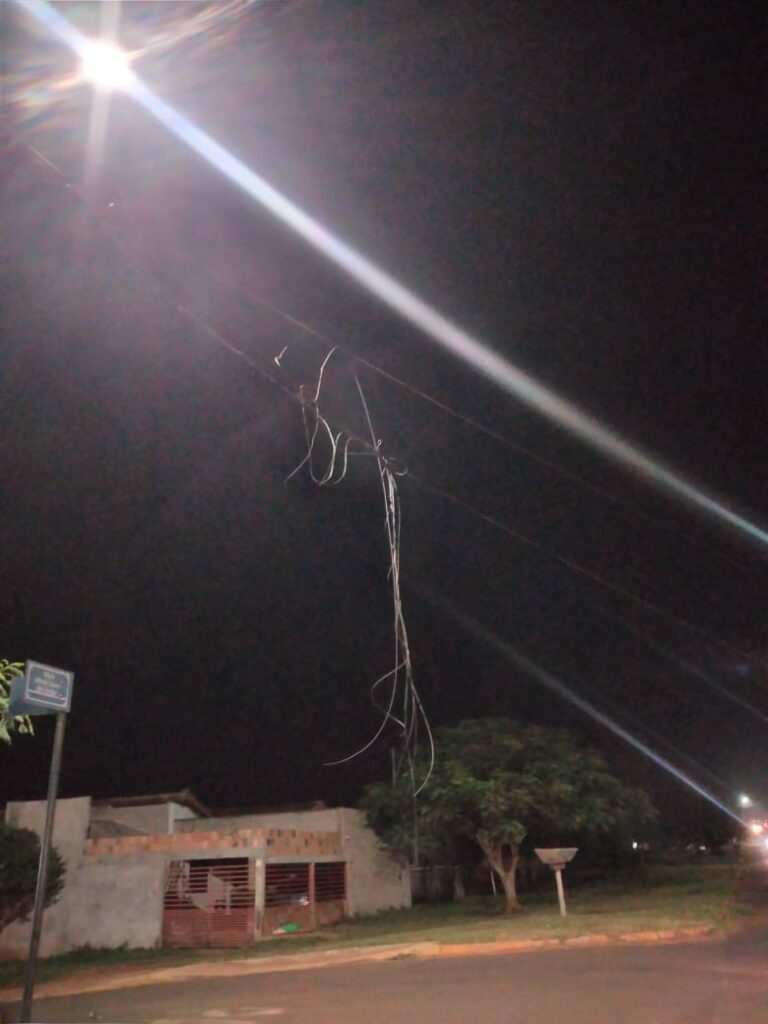 Amambai: Fios e cabos de energia e internet causa riscos a população Amambai: Fios e cabos de energia e internet causa riscos a população