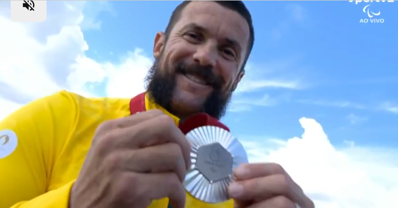 Dobradinha nas Paralimpíadas: Fernando Rufino é ouro, e Igor Tofalini leva prata na canoagem Dobradinha nas Paralimpíadas: Fernando Rufino é ouro, e Igor Tofalini leva prata na canoagem