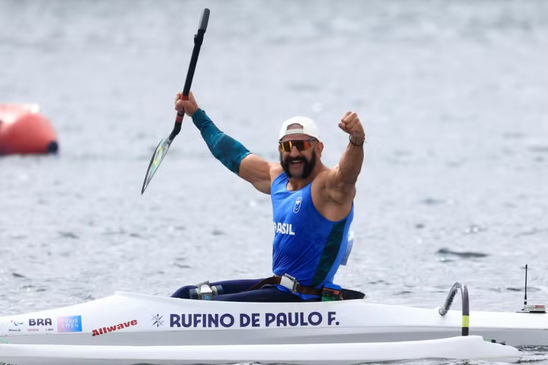 Dobradinha nas Paralimpíadas: Fernando Rufino é ouro, e Igor Tofalini leva prata na canoagem Dobradinha nas Paralimpíadas: Fernando Rufino é ouro, e Igor Tofalini leva prata na canoagem