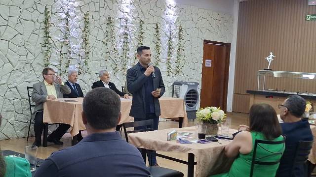 Empresário que teve braço e perna amputados em acidente concede testemunho na Adhonep em Ponta Porã Empresário que teve braço e perna amputados em acidente concede testemunho na Adhonep em Ponta Porã