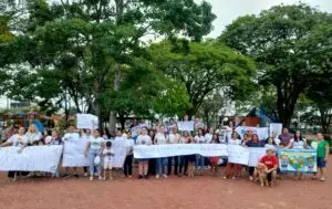 Em Amambai, pais e responsáveis realizam manifestação pedindo a volta de professores de apoio Em Amambai, pais e responsáveis realizam manifestação pedindo a volta de professores de apoio