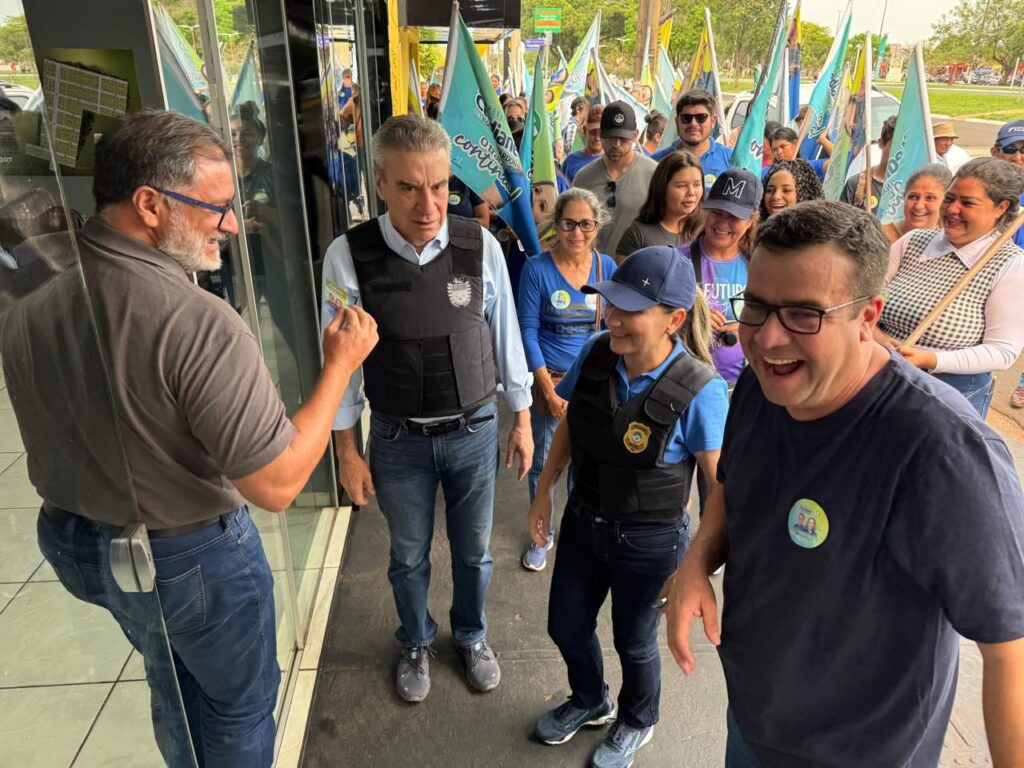 Após atentado, Paulo Corrêa e prefeita Clediane têm que usar coletes à prova de balas para abraçar o povo em Jardim Após atentado, Paulo Corrêa e prefeita Clediane têm que usar coletes à prova de balas para abraçar o povo em Jardim