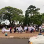 Em Amambai, pais e responsáveis realizam manifestação pedindo a volta de professores de apoio Em Amambai, pais e responsáveis realizam manifestação pedindo a volta de professores de apoio