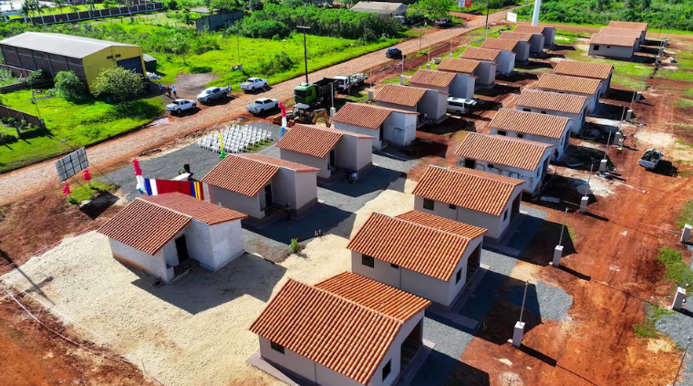 Gobierno de Peña entregó 50 viviendas sociales a familias encarnacenas Gobierno de Peña entregó 50 viviendas sociales a familias encarnacenas