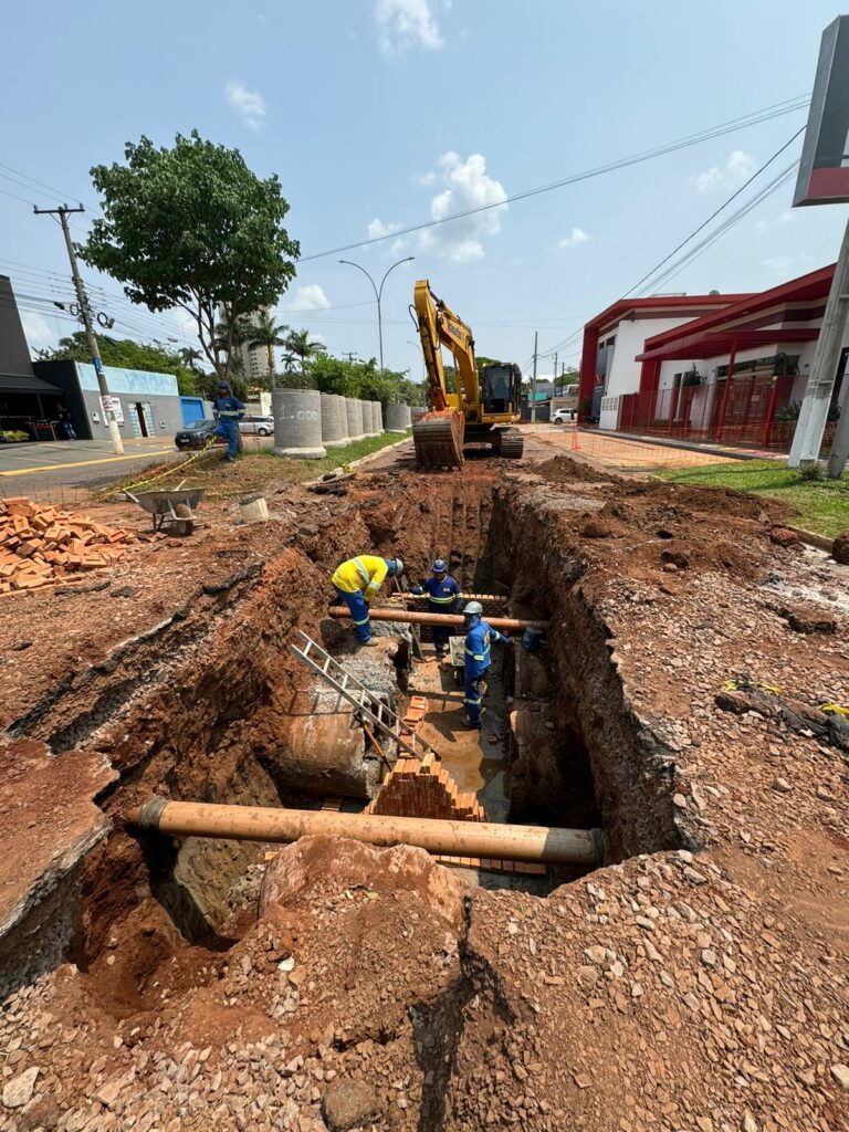 Execução de drenagem e alargamento de via interdita parte da Rua Antônio João em Ponta Porã