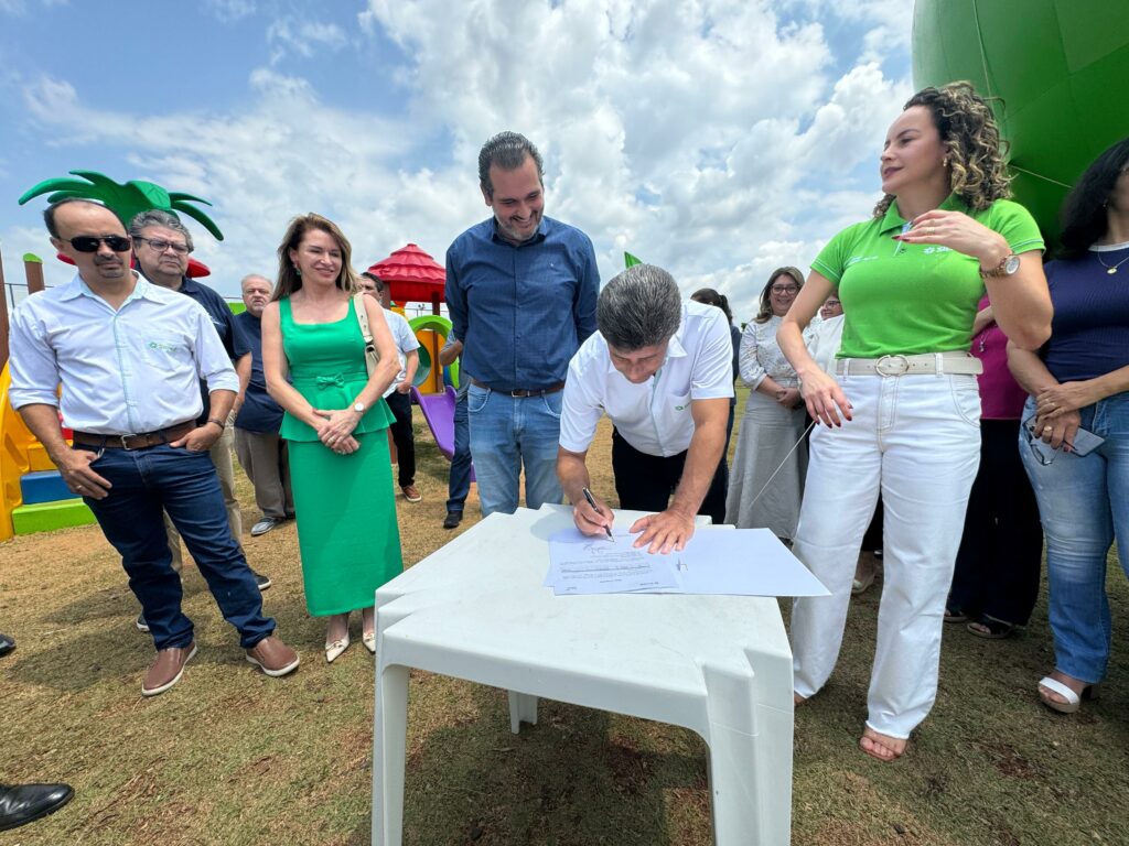 Município e SICREDI Centro Sul entregam parquinho infantil para região do Kamel Saad em Ponta Porã Município e SICREDI Centro Sul entregam parquinho infantil para região do Kamel Saad em Ponta Porã