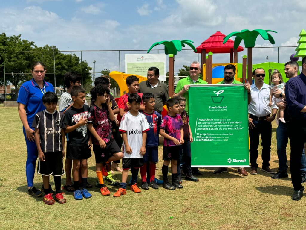 Município e SICREDI Centro Sul entregam parquinho infantil para região do Kamel Saad em Ponta Porã Município e SICREDI Centro Sul entregam parquinho infantil para região do Kamel Saad em Ponta Porã