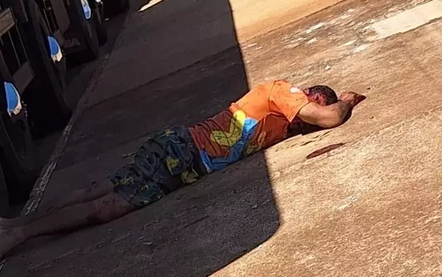 Mulher é morta a golpes de faca pelo ex-companheiro Mulher é morta a golpes de faca pelo ex-companheiro