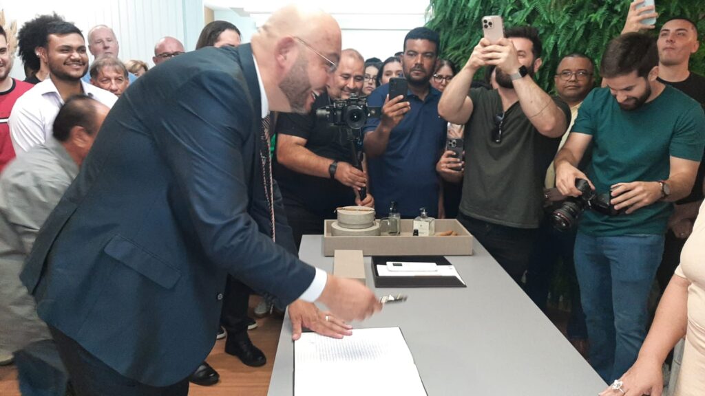Agnaldo Miudinho assume como prefeito interino de Ponta Porã Agnaldo Miudinho assume como prefeito interino de Ponta Porã