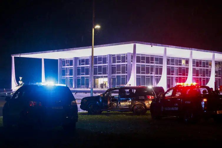 Explosões são ouvidas perto do STF; prédio é evacuado Explosões são ouvidas perto do STF; prédio é evacuado