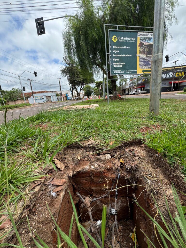 Ponta Porã: Ladrões agem novamente e desta vez semáforo na Avenida Brasil é o alvo Ponta Porã: Ladrões agem novamente e desta vez semáforo na Avenida Brasil é o alvo