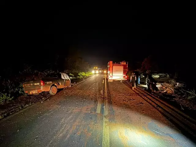Preso em ferragens de veículo, motorista morre ao bater em caminhonete Preso em ferragens de veículo, motorista morre ao bater em caminhonete
