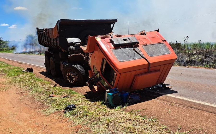 Bebê e 3 adultos sobrevivem a acidente grave com capotamento e incêndio na BR-376 Bebê e 3 adultos sobrevivem a acidente grave com capotamento e incêndio na BR-376