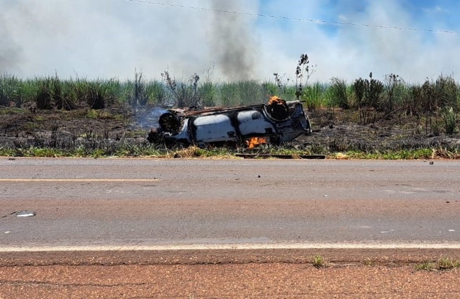 Bebê e 3 adultos sobrevivem a acidente grave com capotamento e incêndio na BR-376 Bebê e 3 adultos sobrevivem a acidente grave com capotamento e incêndio na BR-376