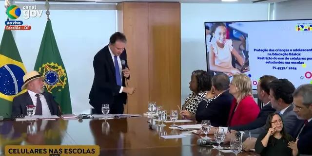 Presidente Lula sancionou; celulares estão banidos das salas de aula de todo país Presidente Lula sancionou; celulares estão banidos das salas de aula de todo país