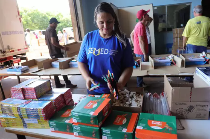 Em Dourados, alunos terão kits escolares no início de aulas pela 1ª vez, diz prefeito Em Dourados, alunos terão kits escolares no início de aulas pela 1ª vez, diz prefeito