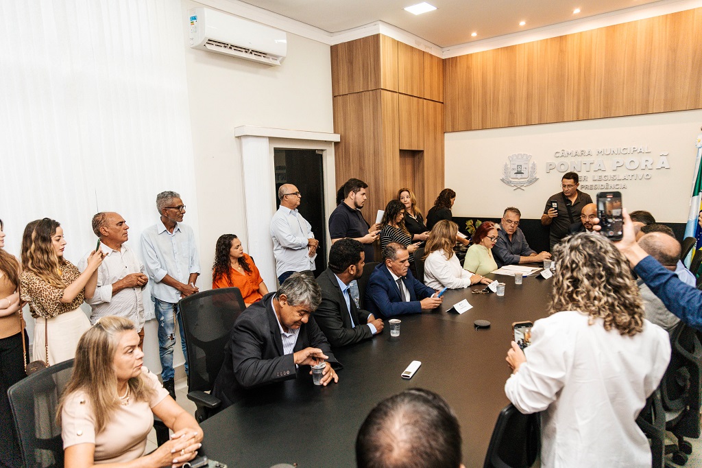 Prefeito destaca harmonia entre os poderes durante posse de novos vereadores em Ponta Porã Prefeito destaca harmonia entre os poderes durante posse de novos vereadores em Ponta Porã