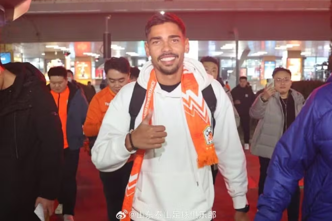 Volante sul-mato-grossense, vencedor do Prêmio Puskás da FIFA, vai jogar na China Volante sul-mato-grossense, vencedor do Prêmio Puskás da FIFA, vai jogar na China