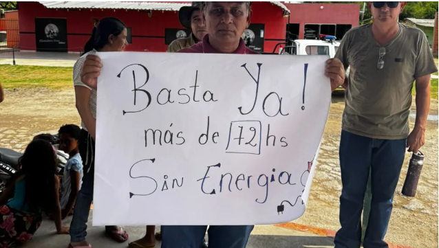 Luego de tres días sin luz, pobladores de Carmelo Peralta bloquean ruta para protestar Luego de tres días sin luz, pobladores de Carmelo Peralta bloquean ruta para protestar