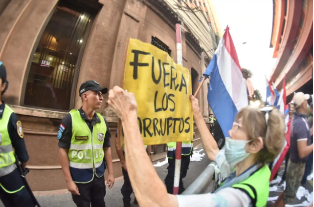 Con banderas y carteles, manifestantes protestan contra la corrupción y rodean el JEM