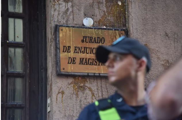 Con banderas y carteles, manifestantes protestan contra la corrupción y rodean el JEM
