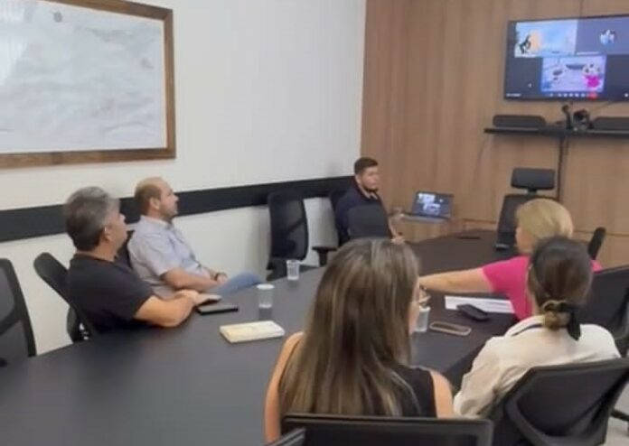 Na sala de reuniões na Câmara, vereador Marcelino Nunes representante Legislativo de Ponta Porã (Foto Divulgação)