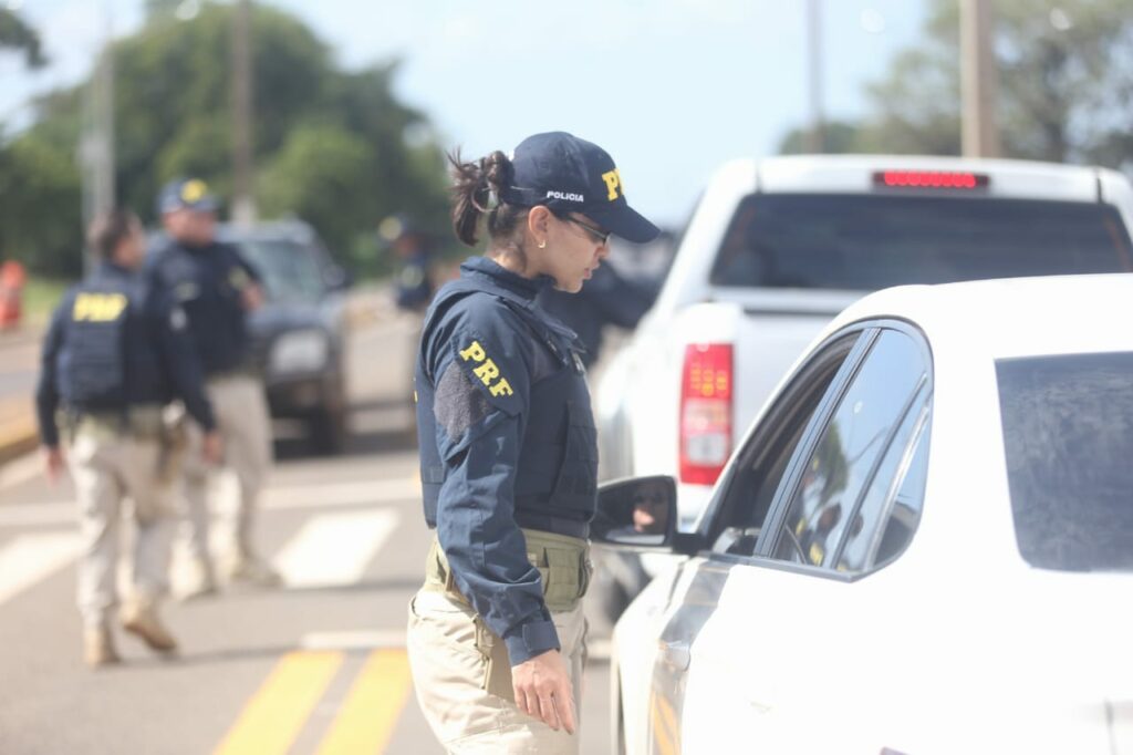 PRF aborda ônibus e carros nas rodovias para falar sobre violência contra a mulher PRF aborda ônibus e carros nas rodovias para falar sobre violência contra a mulher