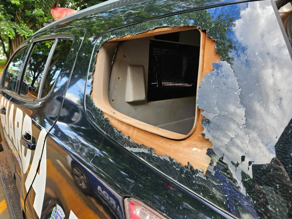 Em Ponta Porã, homem destrói viatura da GCMFRON e é preso Em Ponta Porã, homem destrói viatura da GCMFRON e é preso