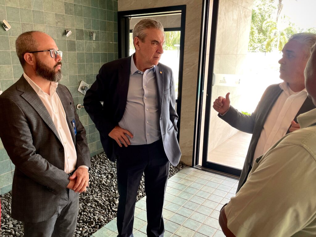 Após vistoria, Paulo Corrêa solicita recapeamento das pistas internas do Hospital Adventista do Pênfigo