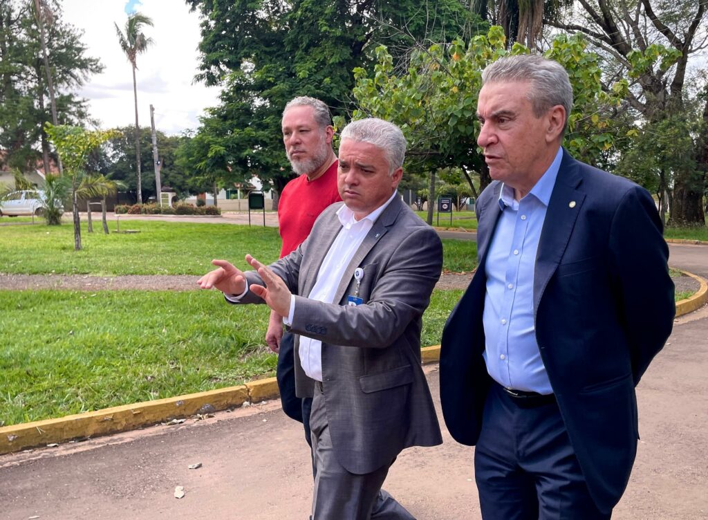 Após vistoria, Paulo Corrêa solicita recapeamento das pistas internas do Hospital Adventista do Pênfigo