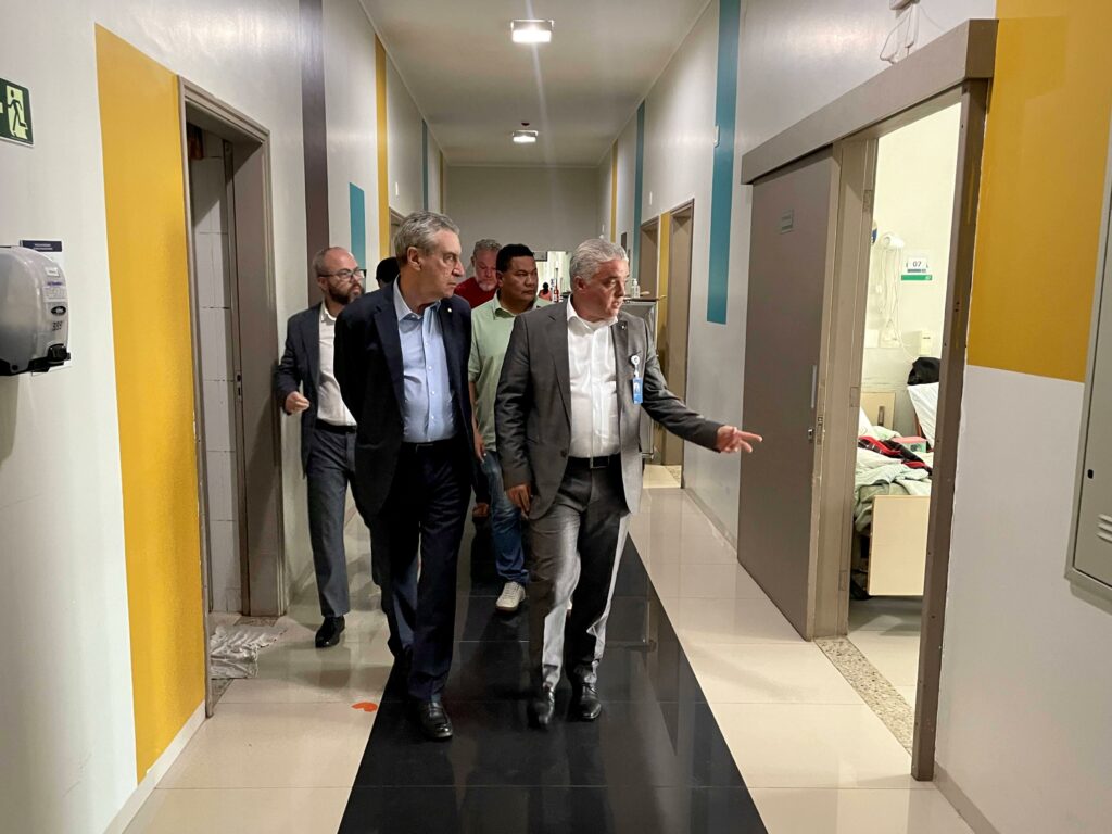 Após vistoria, Paulo Corrêa solicita recapeamento das pistas internas do Hospital Adventista do Pênfigo