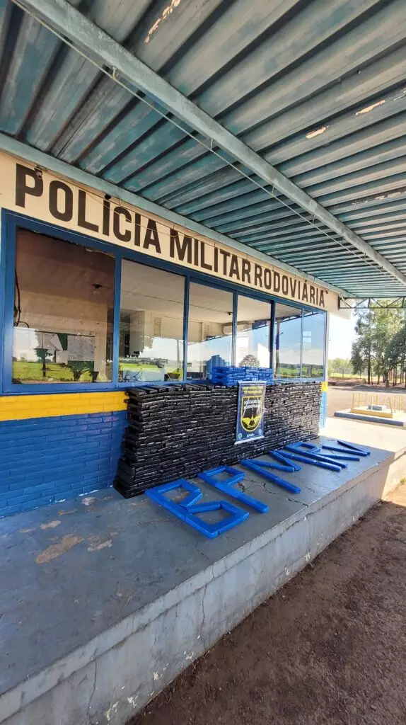Polícia apreende homem com quase uma tonelada de maconha em veículo dublê Polícia apreende homem com quase uma tonelada de maconha em veículo dublê