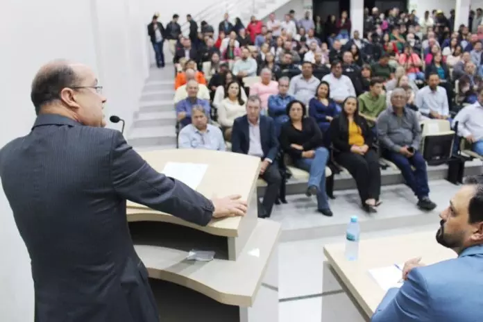 Em Paranhos, Câmara de vereadores empossa prefeito e vice-prefeito eleito Em Paranhos, Câmara de vereadores empossa prefeito e vice-prefeito eleito