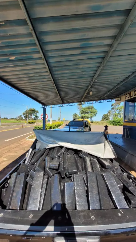 Polícia apreende homem com quase uma tonelada de maconha em veículo dublê Polícia apreende homem com quase uma tonelada de maconha em veículo dublê