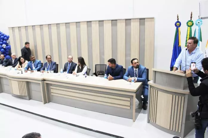 Em Paranhos, Câmara de vereadores empossa prefeito e vice-prefeito eleito Em Paranhos, Câmara de vereadores empossa prefeito e vice-prefeito eleito
