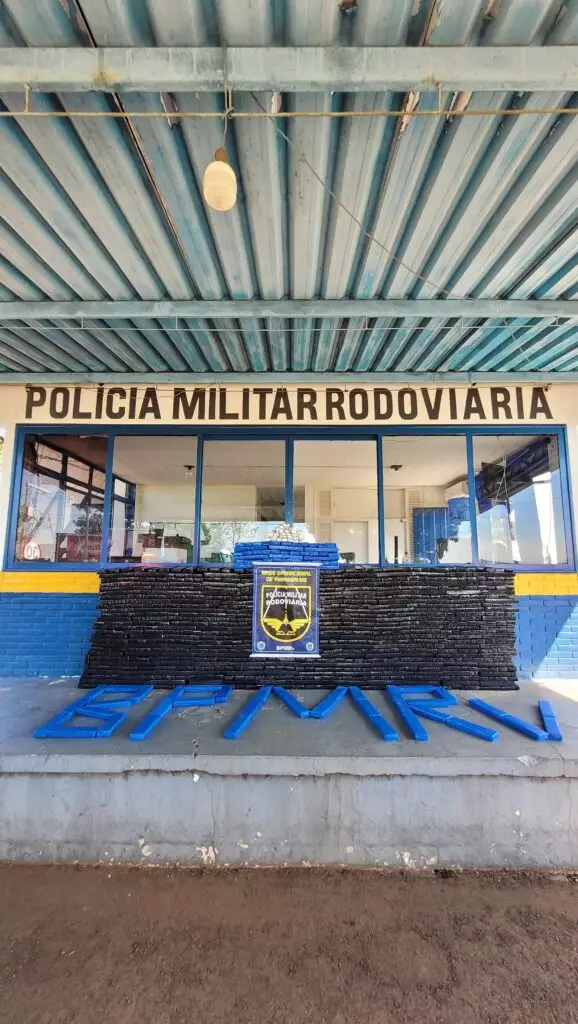 Polícia apreende homem com quase uma tonelada de maconha em veículo dublê Polícia apreende homem com quase uma tonelada de maconha em veículo dublê