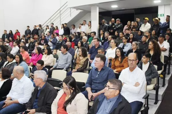 Em Paranhos, Câmara de vereadores empossa prefeito e vice-prefeito eleito Em Paranhos, Câmara de vereadores empossa prefeito e vice-prefeito eleito