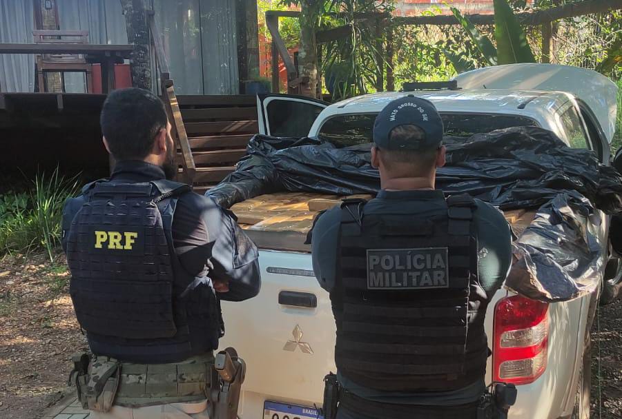 Caminhonetes são apreendidas com 2,8 toneladas de maconha Caminhonetes são apreendidas com 2,8 toneladas de maconha