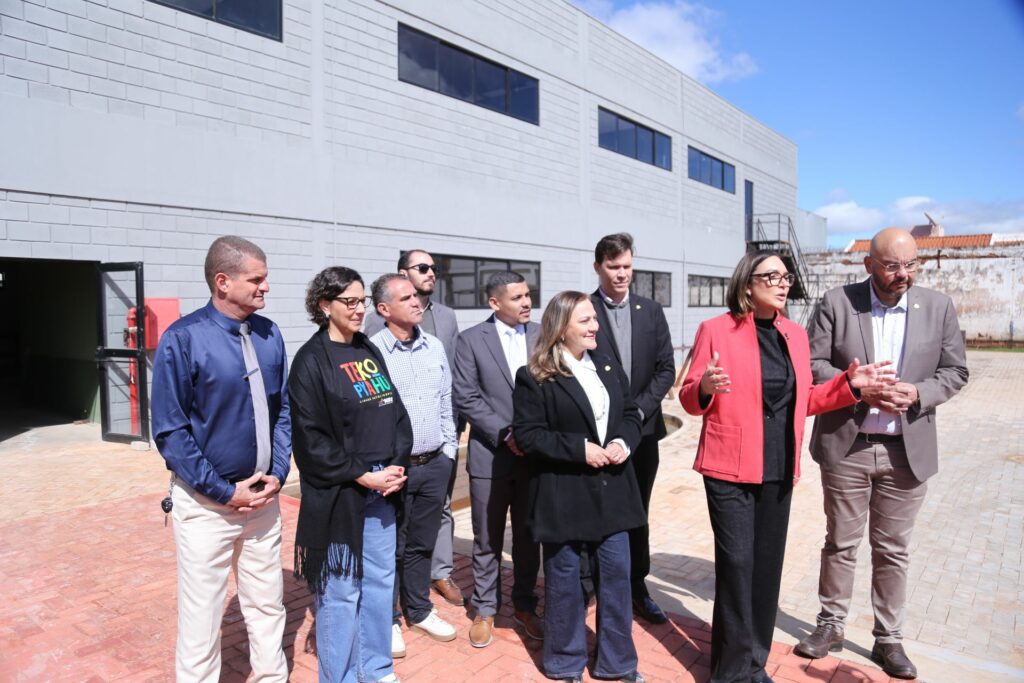 Prefeito Eduardo Campos apresenta projetos de inovação e desenvolvimento a vereadores de Ponta Porã Prefeito Eduardo Campos apresenta projetos de inovação e desenvolvimento a vereadores de Ponta Porã