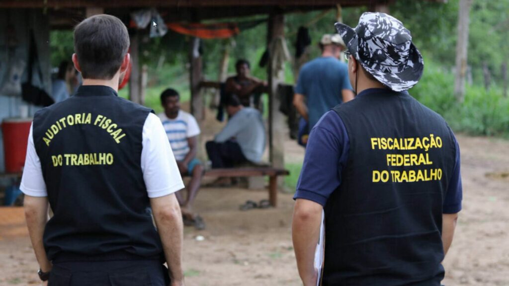 Brasil corta gastos, eleva impostos e paralisa uma das políticas públicas mais eficientes de proteção e arrecadação: A fiscalização trabalhista Brasil corta gastos, eleva impostos e paralisa uma das políticas públicas mais eficientes de proteção e arrecadação: A fiscalização trabalhista