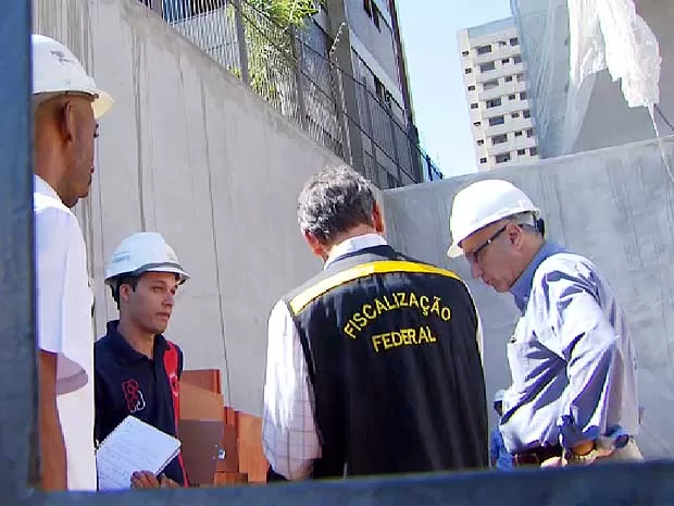 Brasil corta gastos, eleva impostos e paralisa uma das políticas públicas mais eficientes de proteção e arrecadação: A fiscalização trabalhista Brasil corta gastos, eleva impostos e paralisa uma das políticas públicas mais eficientes de proteção e arrecadação: A fiscalização trabalhista