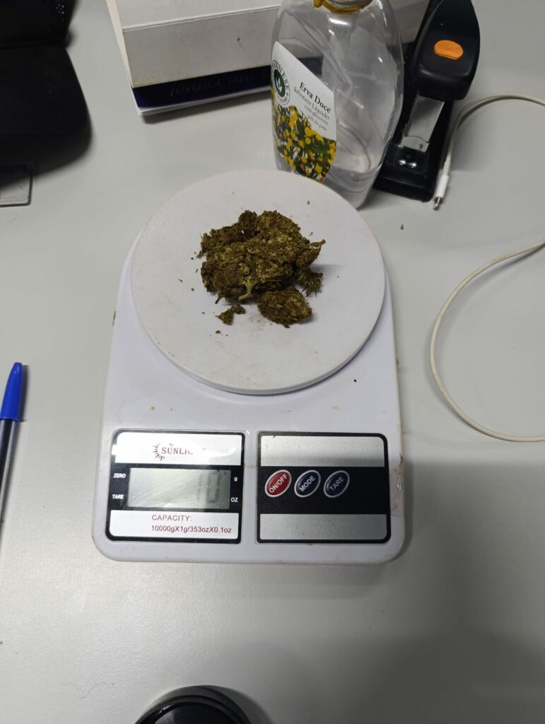 Jovem é flagrado com maconha durante patrulhamento Jovem é flagrado com maconha durante patrulhamento