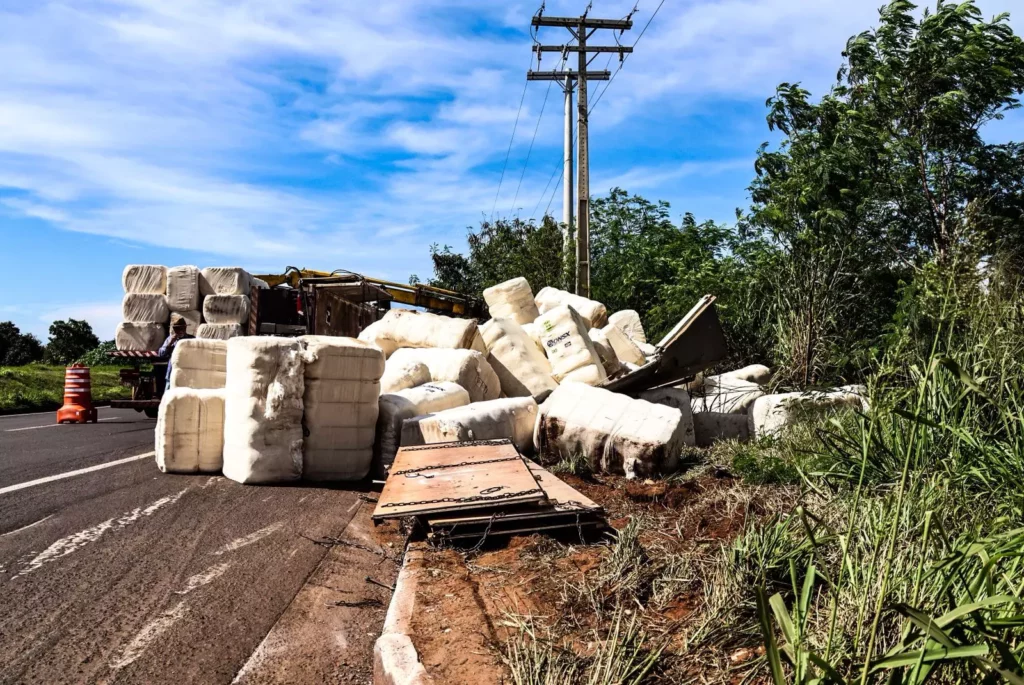 Desnível em rodovia na BR-262 acaba com tombamento de carreta