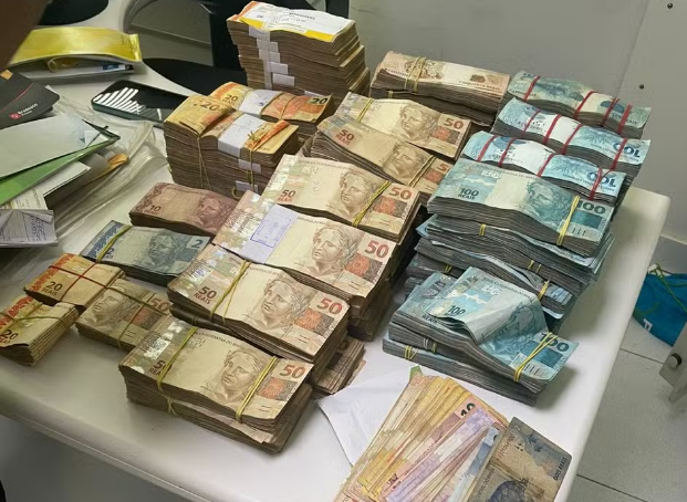 PF apreende carros de luxo e R$600 mil em espécie durante operação contra grilagem de terras da União no Pantanal PF apreende carros de luxo e R$600 mil em espécie durante operação contra grilagem de terras da União no Pantanal