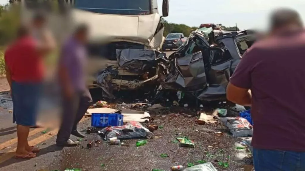 Casal morre em acidente envolvendo caminhão na BR-262 Casal morre em acidente envolvendo caminhão na BR-262