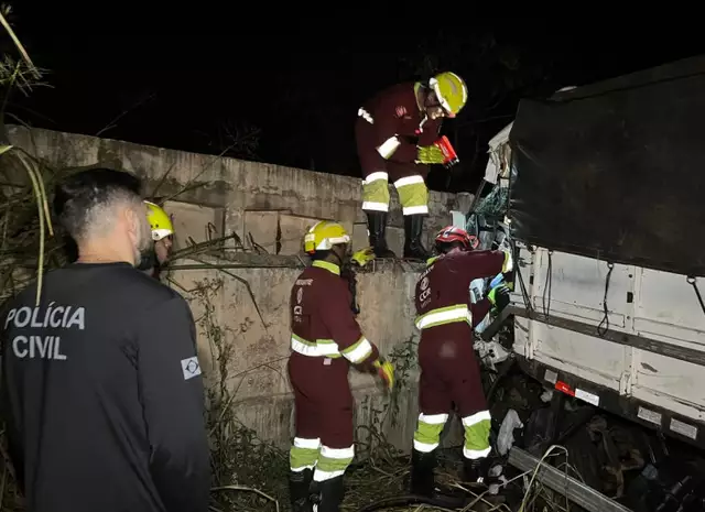 Acidente tira a vida de caminhoneiro ao bate em ponte na BR-163 Acidente tira a vida de caminhoneiro ao bate em ponte na BR-163